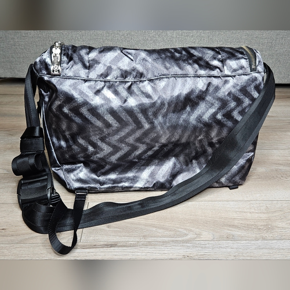 *RARE* LULULEMON Messenger Bag OFFERS WELCOME! - Picture 2 of 7